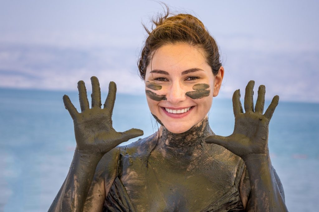 women enjoying the dead sea mud in the Jerusalem and dead sea tour